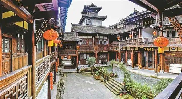 中央军委举行慰问驻京部队老干部迎新春文艺演出 习近平向全军老同志祝贺新春